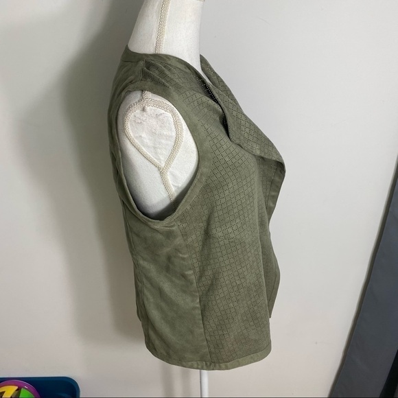 Chico’s Laser Cut Faux Leather Vest Sz 1 Medium Green No Closure - Picture 8 of 10